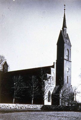 Priekulės evangelikų liuteronų bažnyčios ir mokyklos vaizdai sename atviruke