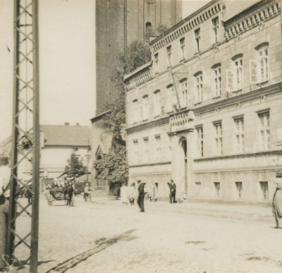 Šalia Reformatų bažnyčios bokšto – tuometė Duonelaičio mokykla