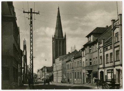 Tuometė Frydricho Vilhelmo gatvė (dab. Tiltų g.) ir masyvus Reformatų bažnyčios bokštas