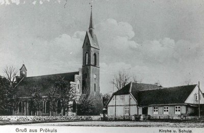 Priekulės evangelikų liuteronų bažnyčios ir mokyklos vaizdai sename atviruke
