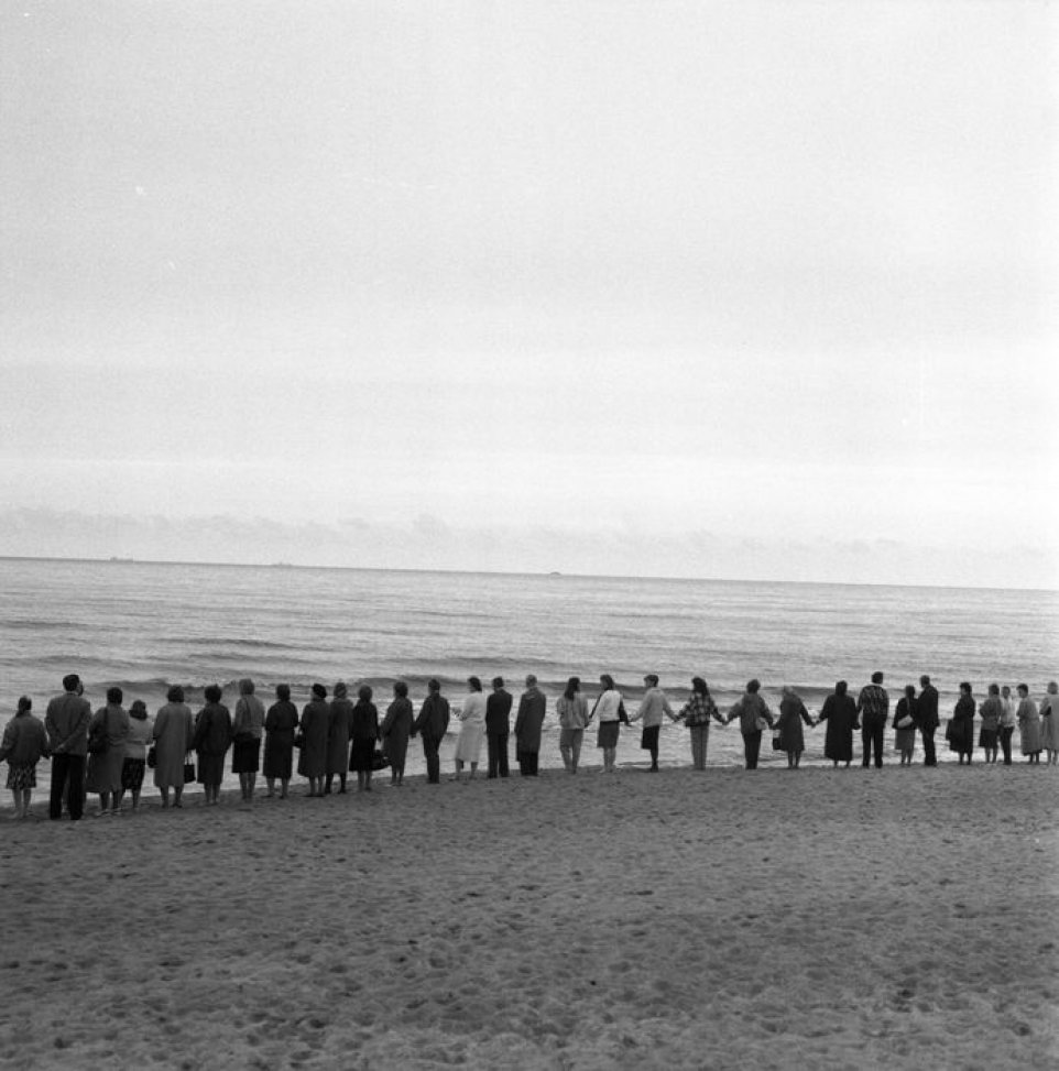 Susikibę rankomis žmonės simboliškai apjuosė Baltijos jūrą.  Ekologinė–politinė akcija „Apjuoskime Baltiją rankomis“. 1988 m.
