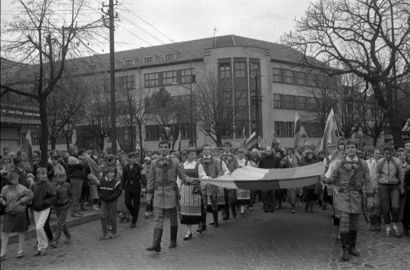 Iškilminga eisena S. Nėries gatve. Tautinės vėliavos iškėlimo Klaipėdos muzikinio teatro bokšte iškilmės, 1988 m.