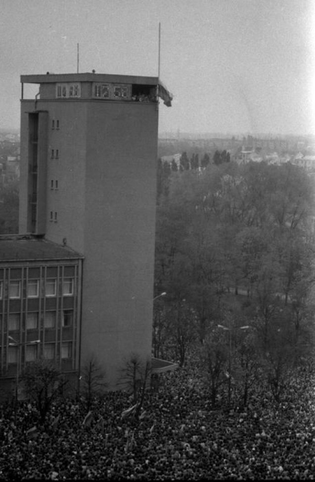Tautinės vėliavos iškėlimo Klaipėdos muzikinio teatro bokšte iškilmės. 1988 m.