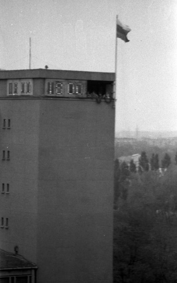 Tautinės vėliavos iškėlimo Klaipėdos muzikinio teatro bokšte iškilmės. 1988 m.