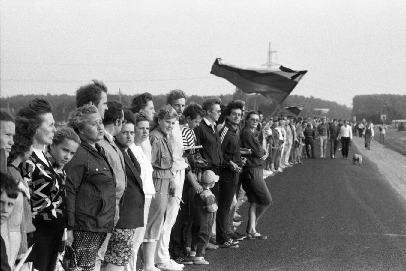 Akcijos dalyviai prie Latvijos sienos. Taiki politinė demonstracija „Baltijos kelias“. 1989 m.