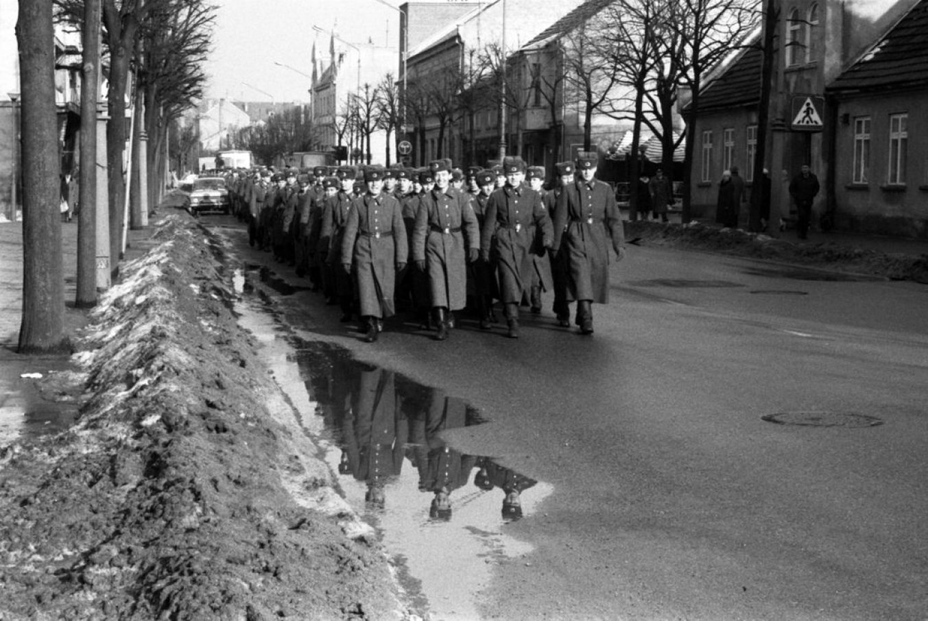 Klaipėdoje dislokuotos TSRS karinės įgulos daliniai žygiuoja Herkaus Manto gatve. TSRS karinė įgula švenčia Vasario 23-ąją. 1990 m.