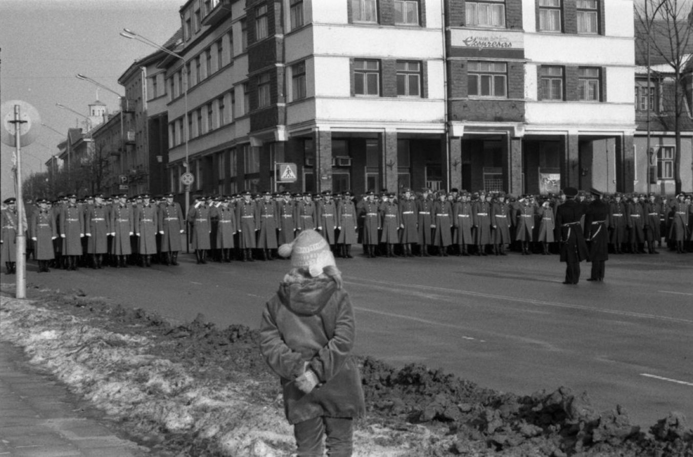 Klaipėdoje dislokuotos TSRS karinės įgulos iškilminga rikiuotė prie Lenino aikštės (dabar – Atgimimo a.). 1990 m.