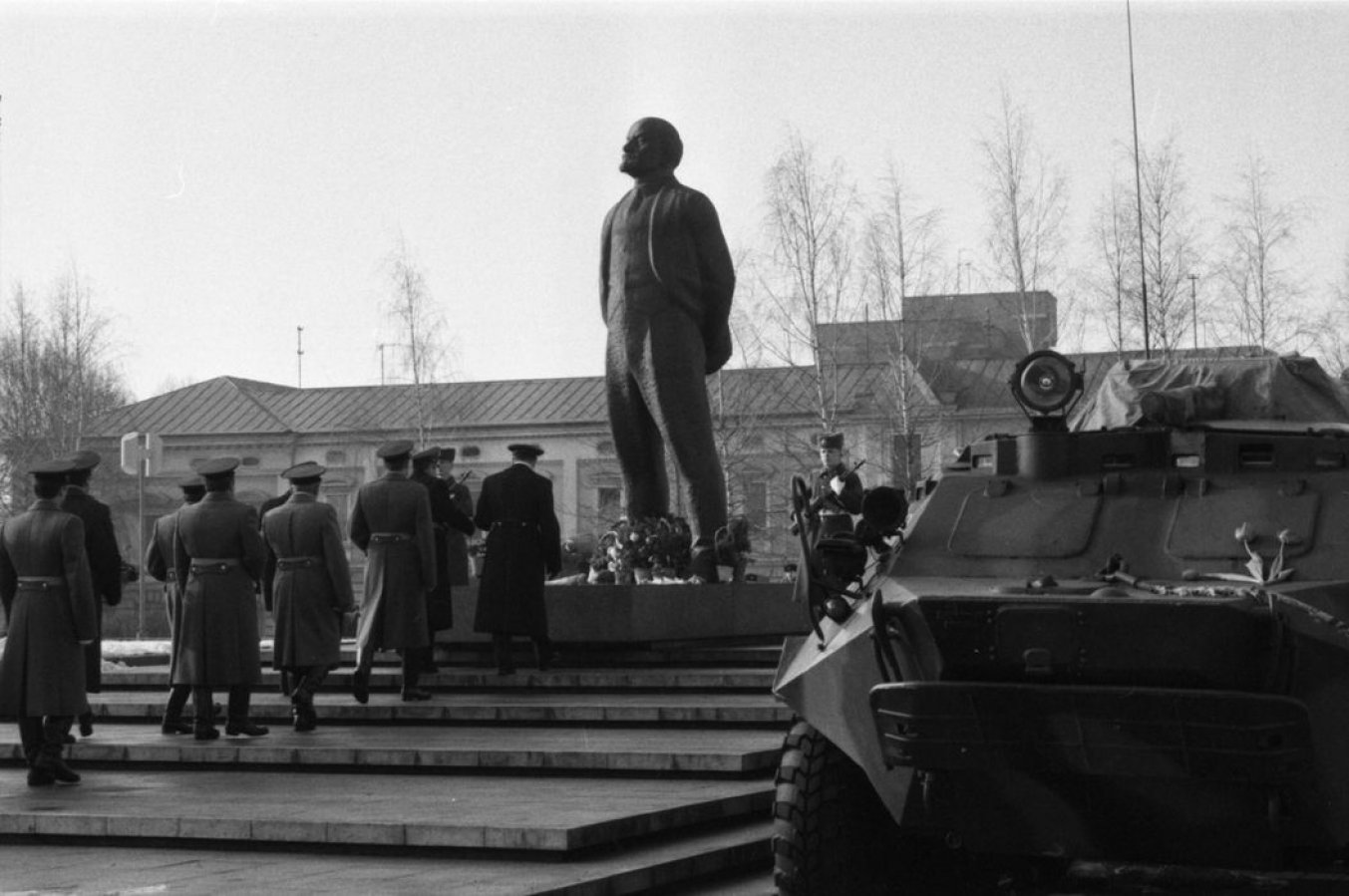 Prie Lenino paminklo sovietinės armijos kariai pagerbia žuvusius. Klaipėdoje dislokuota TSRS karinė įgula pažymi Vasario 23-iąją (Tėvynės gynėjo dieną). 1990 m.