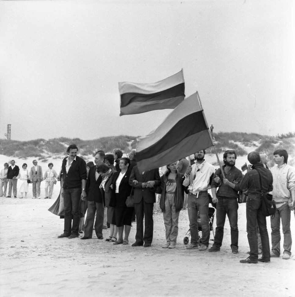 Ekologinės–politinės akcijos „Apjuoskime Baltiją rankomis“ dalyviai su tautinėmis vėliavomis Šventosios paplūdimyje. 1988 m.