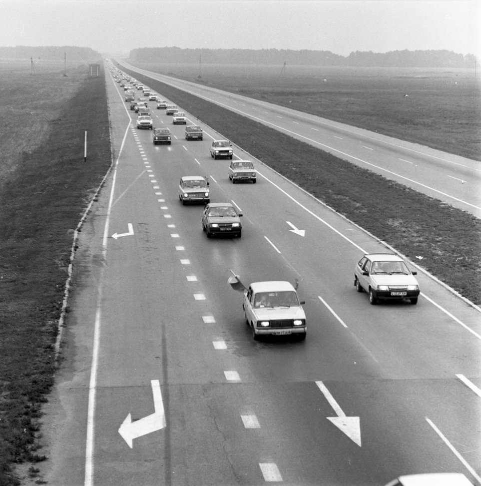 Greitkelyje Vilnius–Klaipėda mašinų kolonos vyksta į Klaipėdą. Ekologinė–politinė akcija „Apjuoskime Baltiją rankomis“, 1988 m.