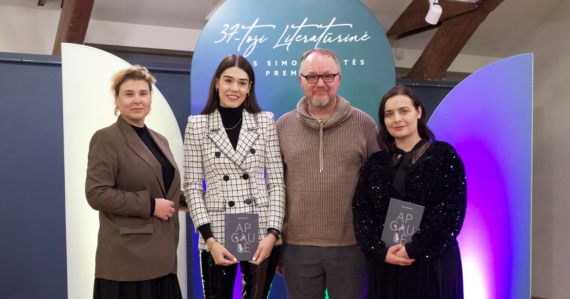 Literatūrinė Ievos Simonaitytės premija įteikta rašytojui Sigitui Benečiui už novelių knygą...