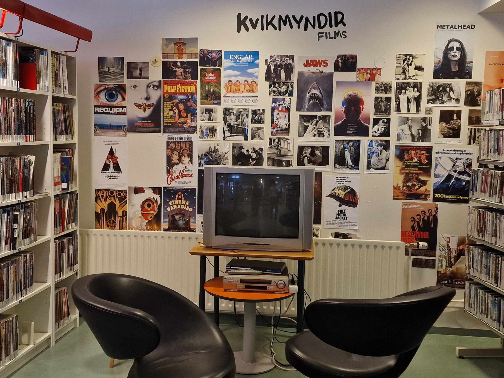 Reikjaviko miesto centrinė biblioteka Grófinni. Galimybė žiūrėti VHS formato filmus bibliotekoje.