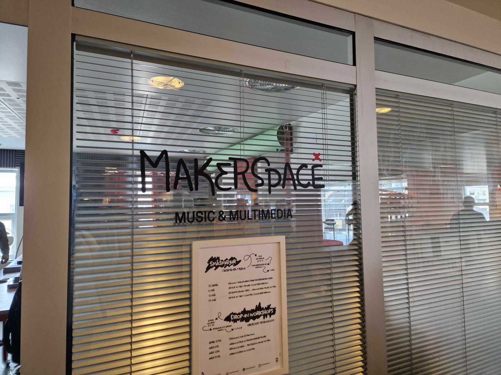 Reikjaviko miesto centrinė biblioteka Grófinni. Sukurta MakerSpace, su muzikos kūrėjams, grafikos dizaineriams pritaikytomis programomis.  
