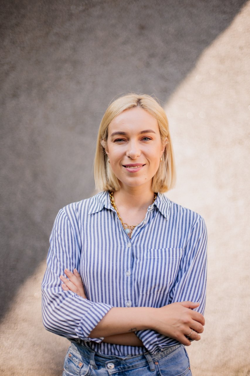 Visuomenininkė Luka Lesauskaitė, skaitysianti pranešimą apie tai, kodėl piliečiams svarbu įsitraukti į vietos bendruomenių veiklą, stiprinti tarpusavio ryšį, taip prisidedant ir prie valstybės stiprinimo.